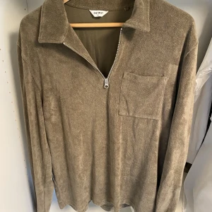 Frotté tröja - Snygg frotté tröja från East west. Använt ett fåtal gånger nu under sommaren. Skick 8/10. Som ny bara att den är använd någon gång. Storlek M. 