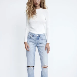 Zara mid waist jeans - Säljer nu mina zara jeans då jag inte använder dom lika mycket. De är midwaist och passformen e straight💕 har klippt så hålen är lite större men enligt mig så ser de snyggare ut än originalet💕skriv om du vill ha fler bilder elr om du har några funderingar