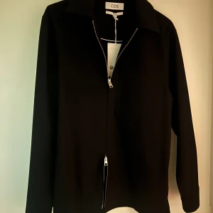 Svart jacka - Jacka/overshirt från Cos, helt oanvänd, påminner om jackan från Djerf Avenue :) storlek S