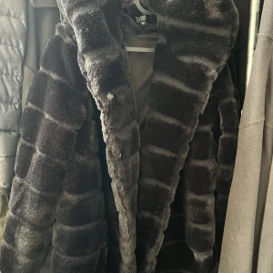 Pälsjacka - Pälsjacka i storlek M men passar S, jättebra skick dock är det ett hål i fickan