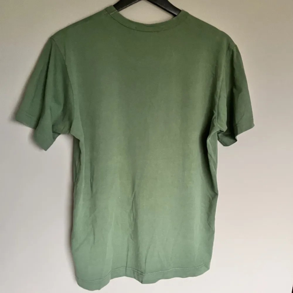 Säljer en ovanlig T-shirt från CDG i storlek S, cond 9/10 flawless förutom lite fading på texten  . T-shirts.