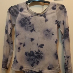 Blommig blå tröja  - En jätte söt blommig tröja aldrig använd u jätte bra skick!