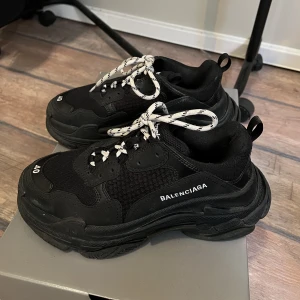 Balenciaga Triple S Sneakers - Säljer mina balenciaga Triple S i storlek 40. 