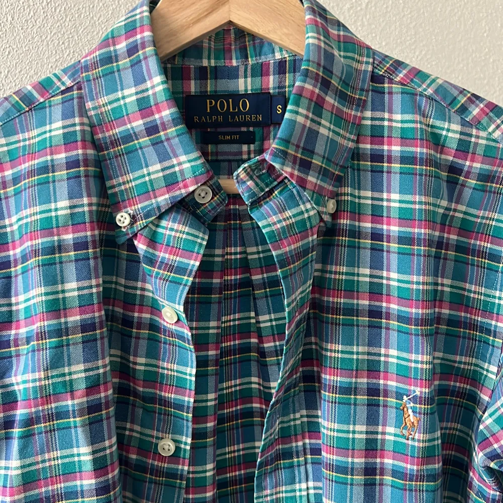 En grym Ralph Lauren skjorta i unika färger! Perfekt val för sommarkvällar!😊. Skjortor.