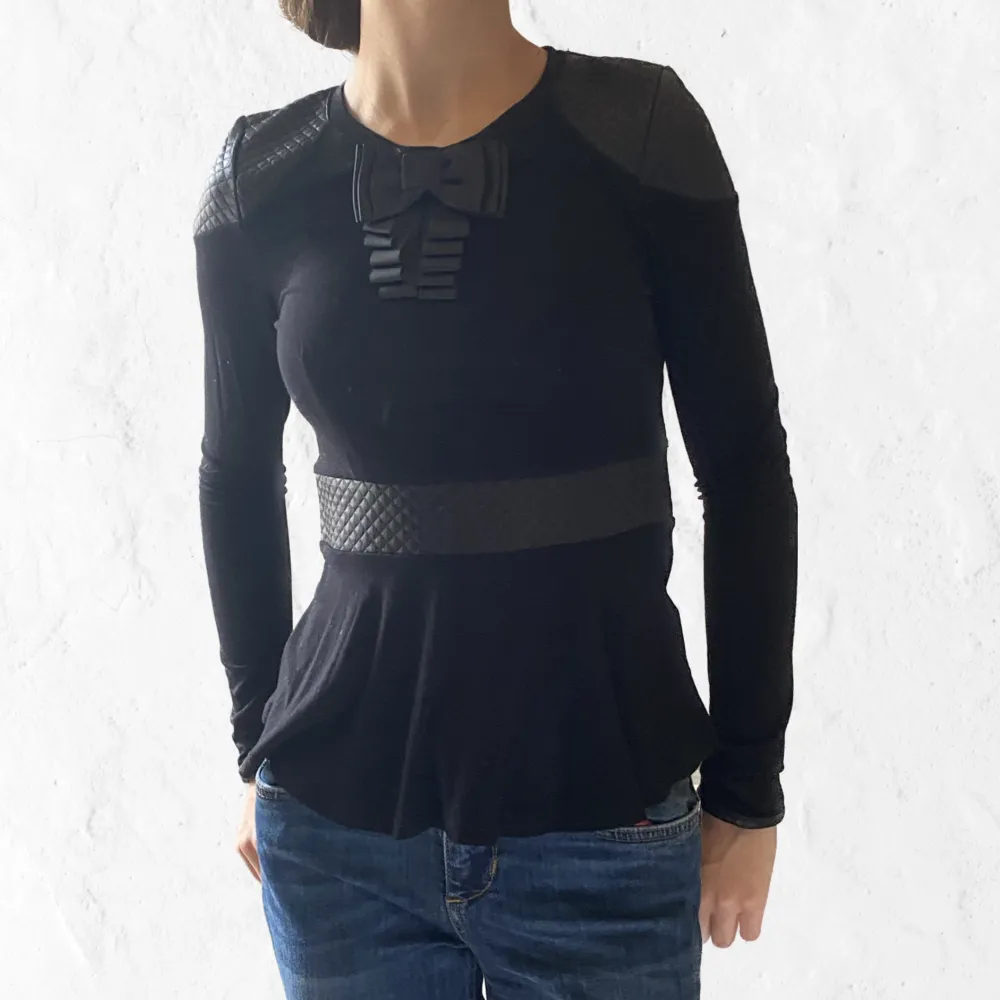 Cool svart tröja med rosett💖Storleken är XXS men kan XS kan möjligtvis funka👍💕Bra skick och inga defekter!✨. Skjortor.