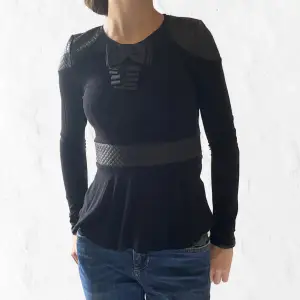 Cool svart tröja med rosett💖Storleken är XXS men kan XS kan möjligtvis funka👍💕Bra skick och inga defekter!✨