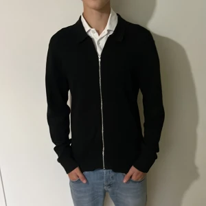 Tröja - Säljer denna fullzip tröjan med krage, mycket bra skick och köpt på brothers.