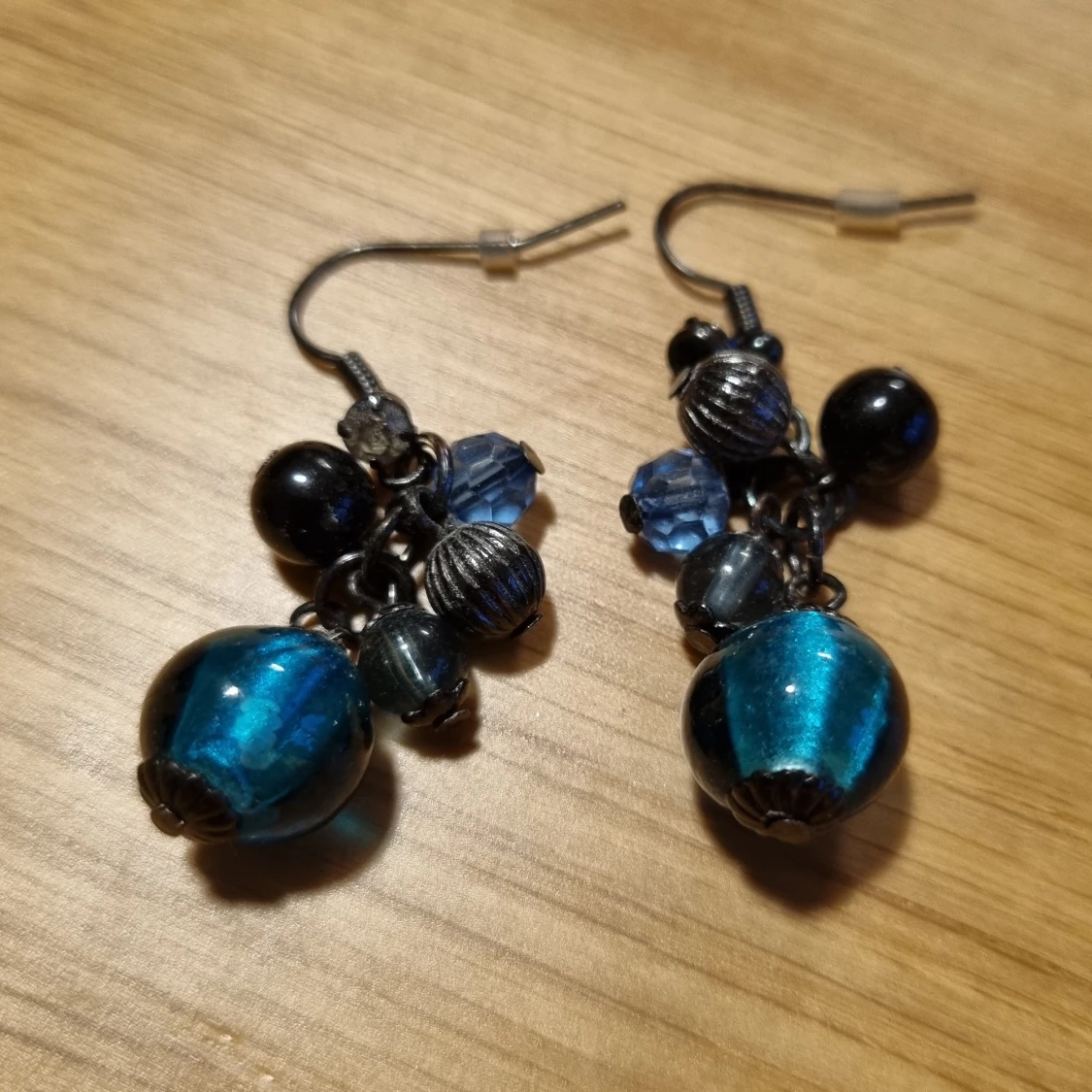 Örhängen med blå stenar / pärlor  - 90