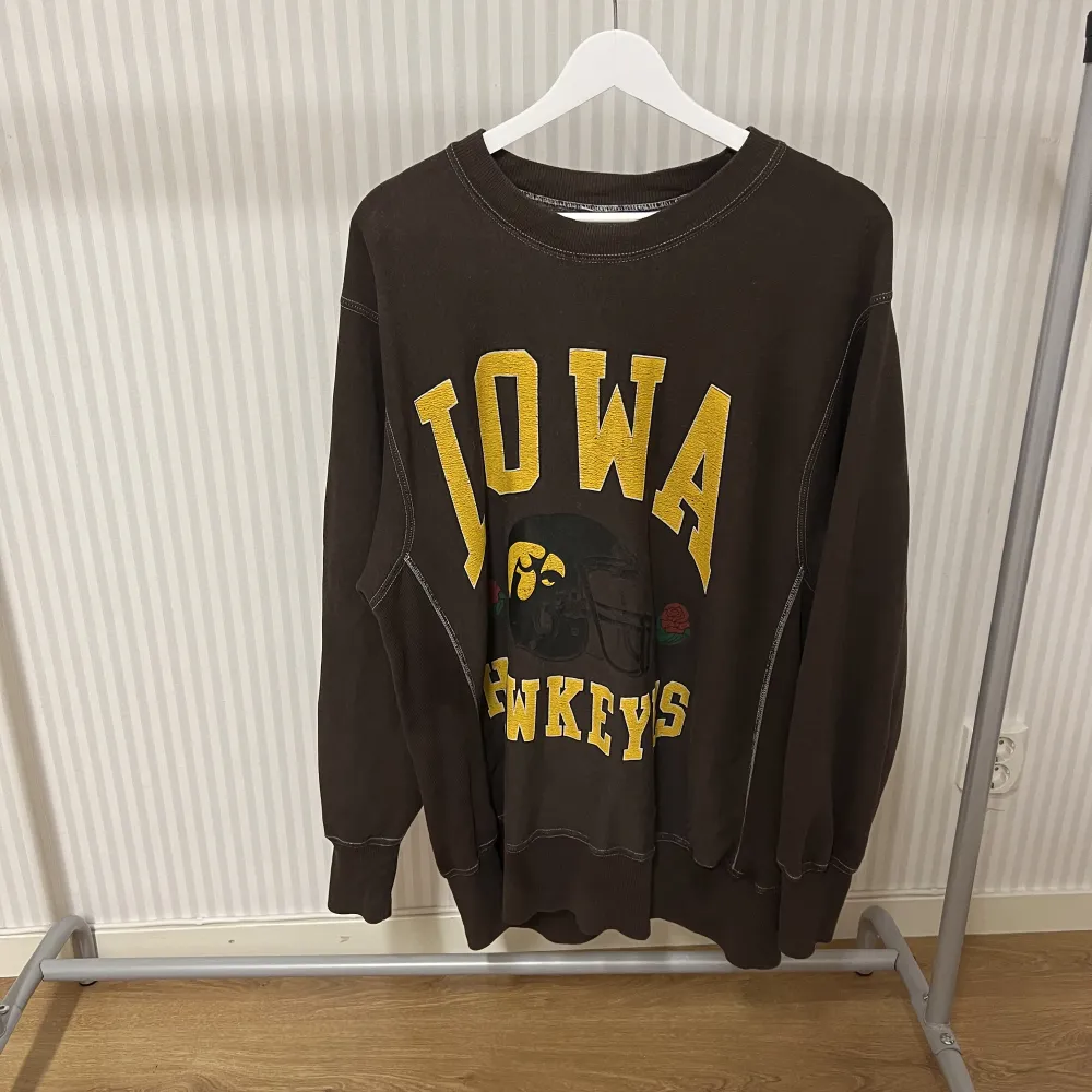 Riktigt fet vintage Iowa Hawkeyes tröja  Storlek: L Färg: mörkbrun  Skick: 8/10. Hoodies.