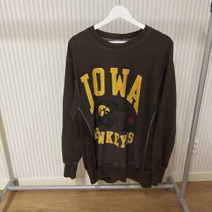 Riktigt fet vintage Iowa Hawkeyes tröja  Storlek: L Färg: mörkbrun  Skick: 8/10
