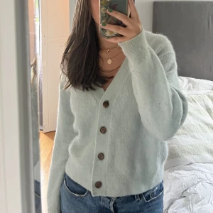 &other stories kofta - Superfin mintgrön kofta från & other stories. Är i storleken S och har den perfekta passformen. Är man superkänslig kan de upplevas lite stickig. Använd få gånger så är i mycket bra skick.