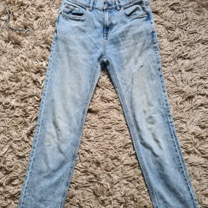Jeans - Snygga jeans från Lindex!! Använd ett par gånger men fortfarande mycket bra skick! Skriv gärna om du har några frågor!   Längd: 100 cm Bredd: 40 cm