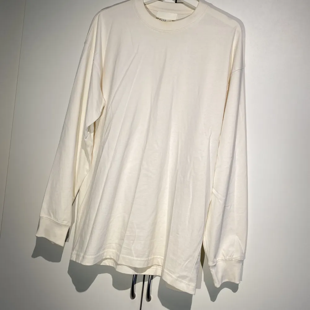 Hej, säljer en helt oanvänd långärmad T-shirt från H&M. Storlek S men oversized så passar även M och L. Nypris va runt 400kr. Perfekt basplagg i garderoben och funkar till det mesta. Säljer billigt. Hör av dig vid frågor. . T-shirts.