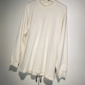 Helt oanvänd Oversized långärmad T-shirt från h&m - Hej, säljer en helt oanvänd långärmad T-shirt från H&M. Storlek S men oversized så passar även M och L. Nypris va runt 400kr. Perfekt basplagg i garderoben och funkar till det mesta. Säljer billigt. Hör av dig vid frågor. 