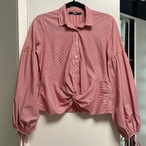 Randig Skjorta - BikBok - Randig skjorta från BikBok i storlek S, passar lika bra för M. Mycket bra skick. Använd 4-5 gånger. 