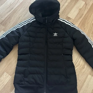 Adidas jacka  - Nyskick storlek 8, 36. 