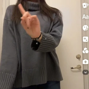 Grå stickad tröja - Stickad tröja med krage som jag köpt från Sellpy men använt fåtal gånger