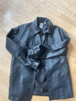 COLLISION jacka läder st38 - Fint skick!! Dock är knapparna av men syns ej 🤍 (se bild). Oversized, fejkläder!!