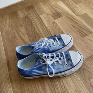 Converse i batik  - Sparsamt använda Converse i storlek 39 