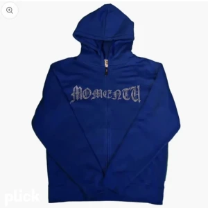 Blå rhinestone kofta - Säljer min blåa rhinestone kofta i storlek S-M då jag inte använder den längre! Bara använt ett fåtal gånger och alla rhinestones sitter kvar köpt för 900 säljer för 600 men pris kan diskuteras💗💗