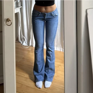 Lågmidjade jeans - Säljer dessa vintage lågmidjade bootcut jeans från lonky. Midja 76 innerben 80. Tjejen e 165 i bilderna