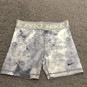 Nike pro träningsshorts i mycket bra skick, lappen är avklippt pga skav och en väldigt liten fläck på ena E:et ( skriv för närmare bild ). 