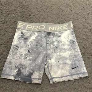Nike PRO träningsshorts - Nike pro träningsshorts i mycket bra skick, lappen är avklippt pga skav och en väldigt liten fläck på ena E:et ( skriv för närmare bild ). 