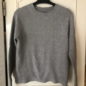 grå stickad tröja - säljer denna super fina och populära stickade tröjan från veromoda, sparsamt använd och passar perfekt nu till hösten!