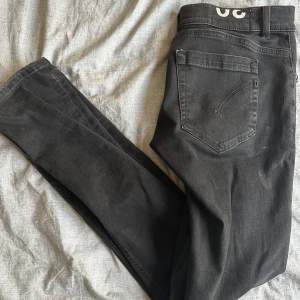 Jeans från märket Dondup som är tillverkade i Italien. Byxorna är sparsamt använda och har inga hål.