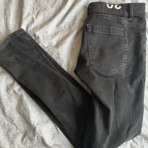 Dondup George Jeans - Jeans från märket Dondup som är tillverkade i Italien. Byxorna är sparsamt använda och har inga hål.