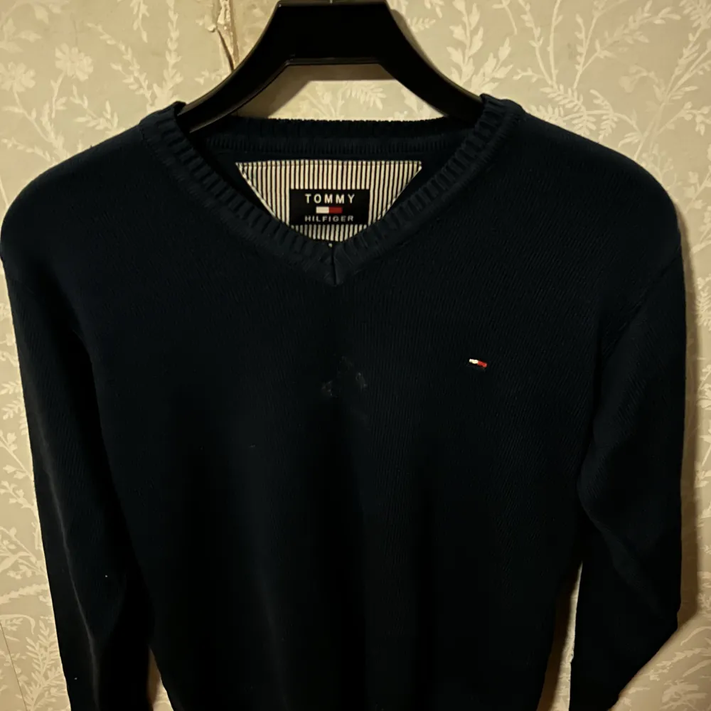 En mörkblå tröja från Tommy hilifiger , köpte för hade annan stil än det jag har just nuu. Den sitter bra på mig som har storlek xa/S. Tröjor & Koftor.