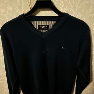 En mörkblå tröja från Tommy hilifiger , köpte för hade annan stil än det jag har just nuu. Den sitter bra på mig som har storlek xa/S