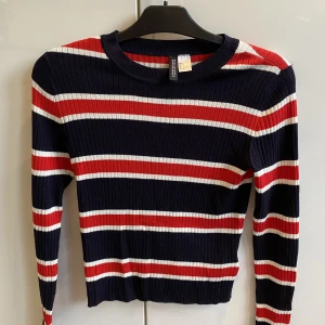 Tröja Divided  - Mycket skön och fin 