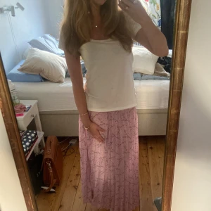 Långkjol - Fin långkjol från nakd 💕Köpt för några år sen så den säljs ej längre. Oanvänd!