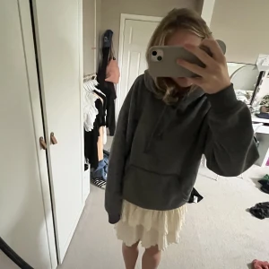 Hoodie😗 - Ass skönt och snygg hoodie från bikbok i en grå färg passar till allt😙🫶🏻😍