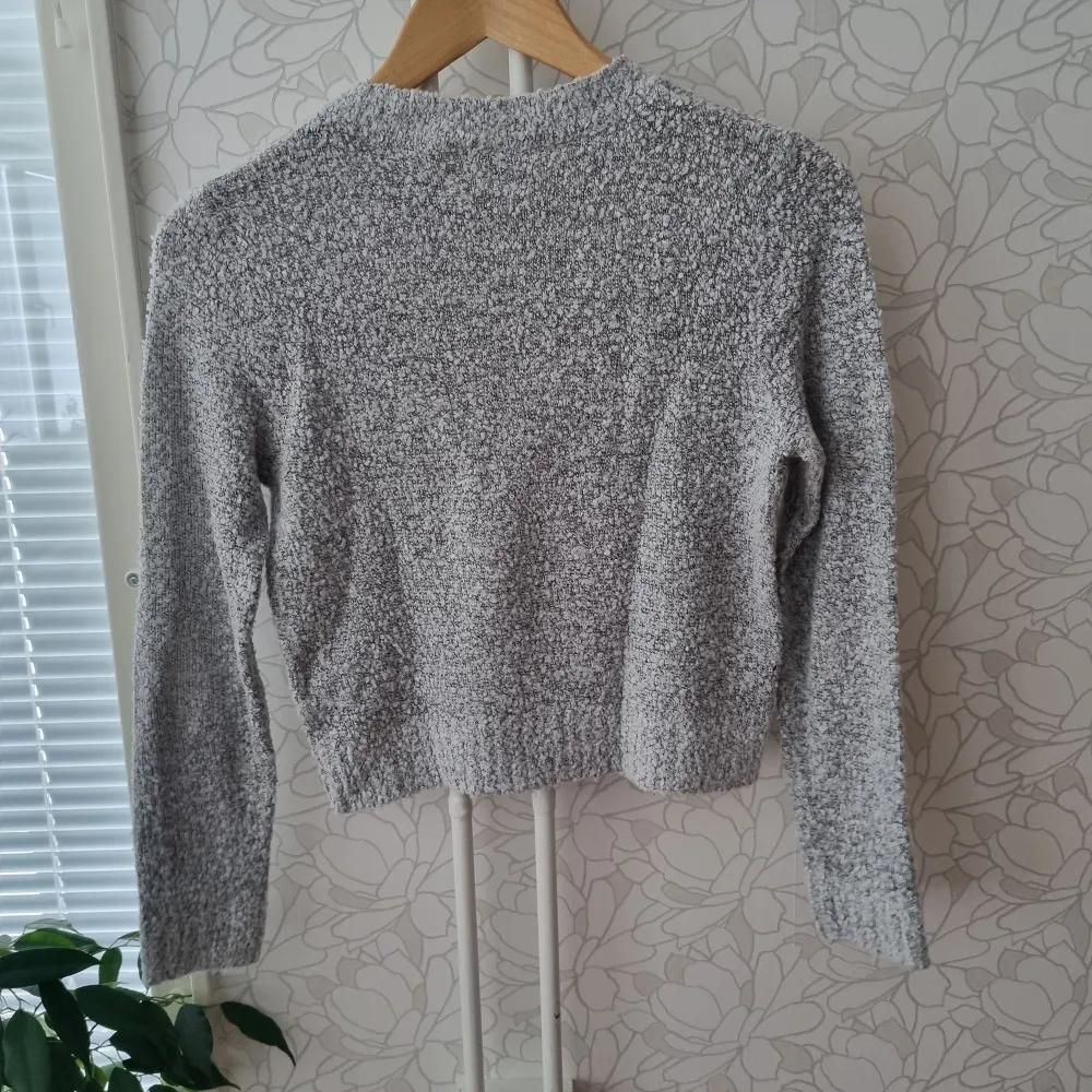 The sweater from H&M, it was used a few times. It is a shorter model in gray colour.. Toppar.