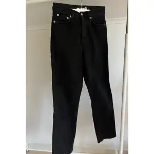 Svarta straight jeans från NA-KD i storlek 34. 