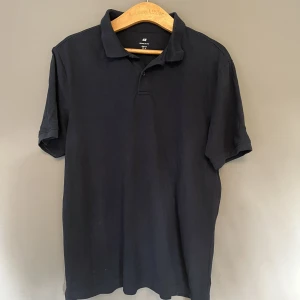 Mörkblå Piké  - En stilren piké, Köpt på H&M för nån månad sen. Kommer inte till användning. Cond 9/10 (använd 1 gång). Storlek M sitter bra på mig som är 182cm.