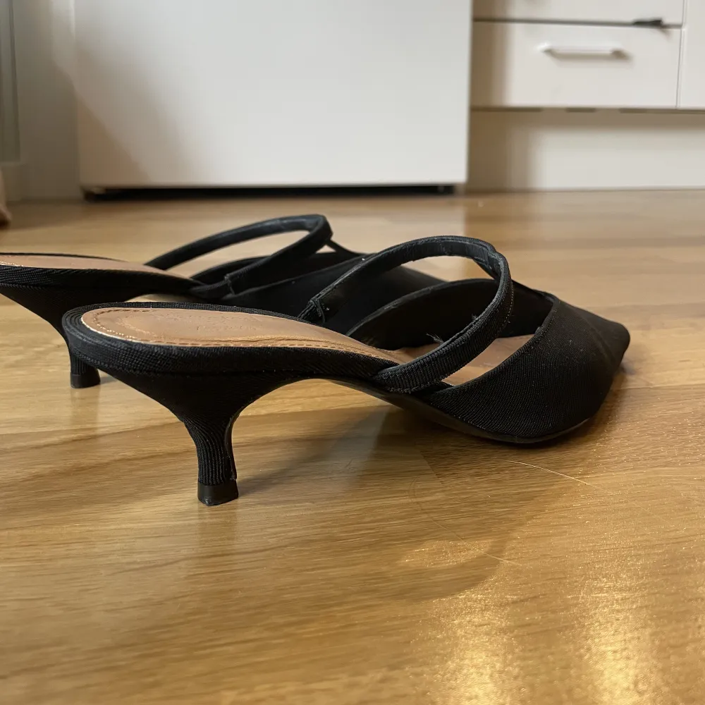Klackar med spetsig tå från Flattered x Anouk Yve!  Lagom hög klack och så bekväm sko, men har flera liknande så dessa kommer inte till användning tyvärr💕. Skor.