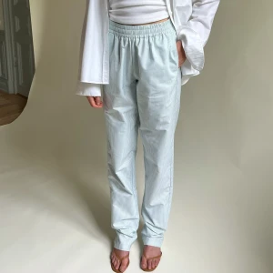 Djerf avenue - Helt nya byxor från Djerf avneue, breezy pants i grönrandigt 🧚🏼 Super gullig o bekväma!