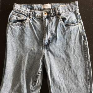 Oanvända ljus-tvättade jeans i modellen straight