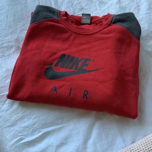 Nike sweet- shirt - Röd och mörkgrå Storlek L Inga defekter men färgen har bleknat litegran Frakt ingår inte, men kan mötas upp i Stockholm 