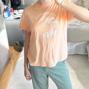 Härlig t-shirt - Fin t-shirt i nyskick, fin färg och helt oandvänd🥰