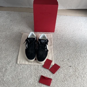 Flycrew - Tja! säljer mina flycrews i bra skick dustbag, Box och valentino kort medkommer.