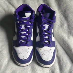 Nike dunks  - Säljer mina lila dunks på grund av att dom aldrig används. Nästan helt oanvända.