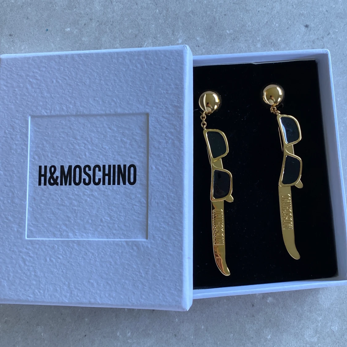 H&M x Moscino clips örhängen 