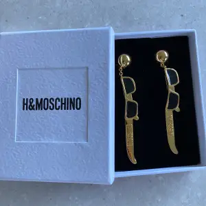 H&M x Moscino clips örhängen aldrig använda. 