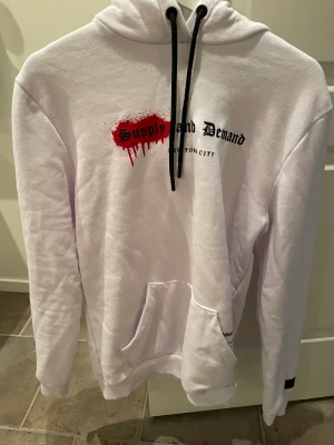 Supply and demand hoodie - Helt ny, köpt från jd sport. Pris kan diskuteras. Hör av er för fler bilder
