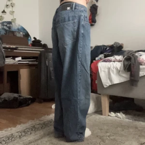 DC jeans - Min brorsas gamla som blivit för små👎 midjemått: 82 cm innerbenslängd: 70 cm gren: 38 cm benöppning: 46 cm. Jeansen har några vaga färgfläckar som man knappt märker av, skriv för fler bilder på dom. Utöver det har dom in inga defekter👍