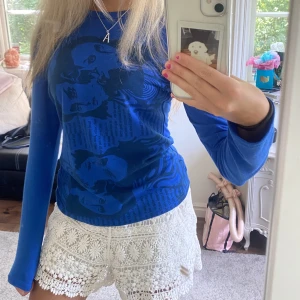 Cool tröja! - Så cool långärmad tröja med tryck som tyvärr inte kommit till användning ❤️‍🔥 Bra skick, lite nopprig på armarna kanske men inget som märks alls, kan skicka fler bilder privat. Bara att skriva om du har fler frågor! Använd gärna köp nu 🥰